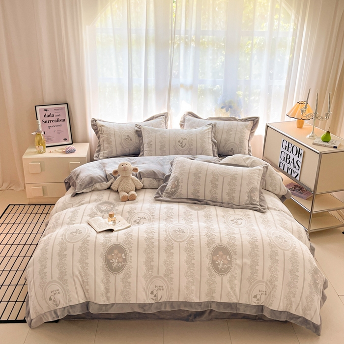 91家纺网 家纺一手货源 找家纺 言一 2025新款A类全消光超柔260G立体雕花牛奶绒加厚法式宽边四件套 繁花绮梦-灰