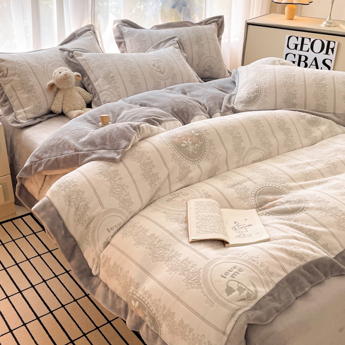 91家纺网 家纺一手货源 找家纺 言一 2025新款A类全消光超柔260G立体雕花牛奶绒加厚法式宽边四件套 繁花绮梦-灰