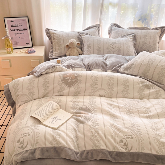 91家纺网 家纺一手货源 找家纺 言一 2025新款A类全消光超柔260G立体雕花牛奶绒加厚法式宽边四件套 繁花绮梦-灰