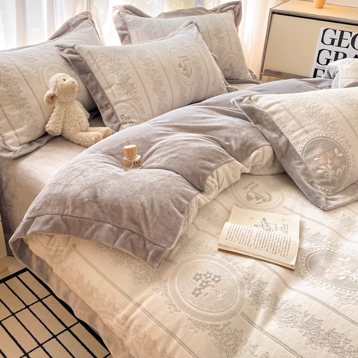 91家纺网 家纺一手货源 找家纺 言一 2025新款A类全消光超柔260G立体雕花牛奶绒加厚法式宽边四件套 繁花绮梦-灰