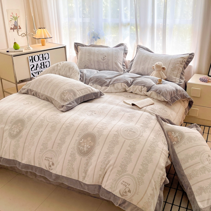 91家纺网 家纺一手货源 找家纺 言一 2025新款A类全消光超柔260G立体雕花牛奶绒加厚法式宽边四件套 繁花绮梦-灰