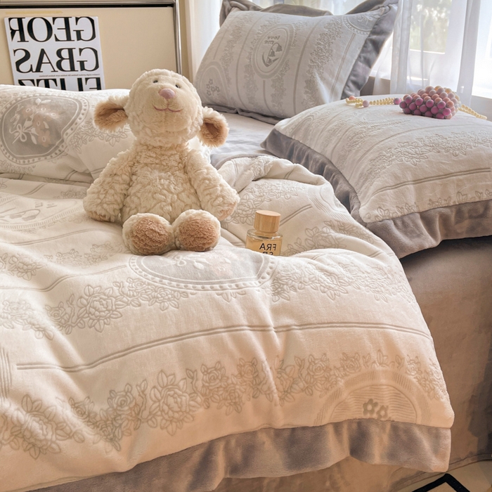 91家纺网 家纺一手货源 找家纺 言一 2025新款A类全消光超柔260G立体雕花牛奶绒加厚法式宽边四件套 繁花绮梦-灰