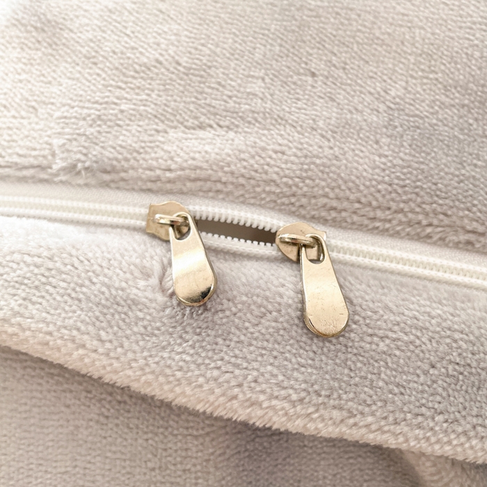 91家纺网 家纺一手货源 找家纺 言一 2025新款A类全消光超柔260G立体雕花牛奶绒加厚法式宽边四件套 繁花绮梦-灰