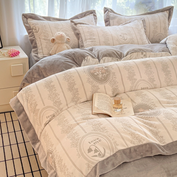 91家纺网 家纺一手货源 找家纺 言一 2025新款A类全消光超柔260G立体雕花牛奶绒加厚法式宽边四件套 繁花绮梦-灰