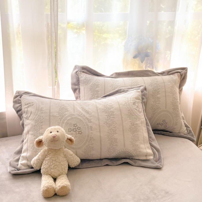 91家纺网 家纺一手货源 找家纺 言一 2025新款A类全消光超柔260G立体雕花牛奶绒加厚法式宽边四件套 繁花绮梦-灰