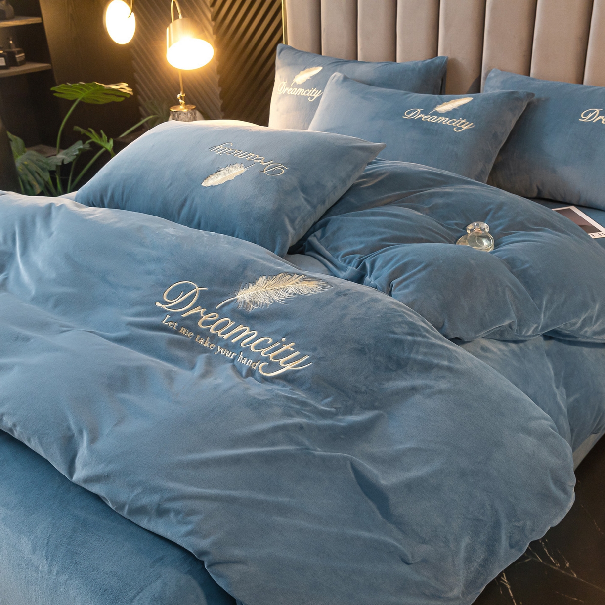 91家纺网 家纺一手货源 找家纺 如一 2025新款水晶绒纯色刺绣轻羽系列四件套 轻羽-宾利蓝