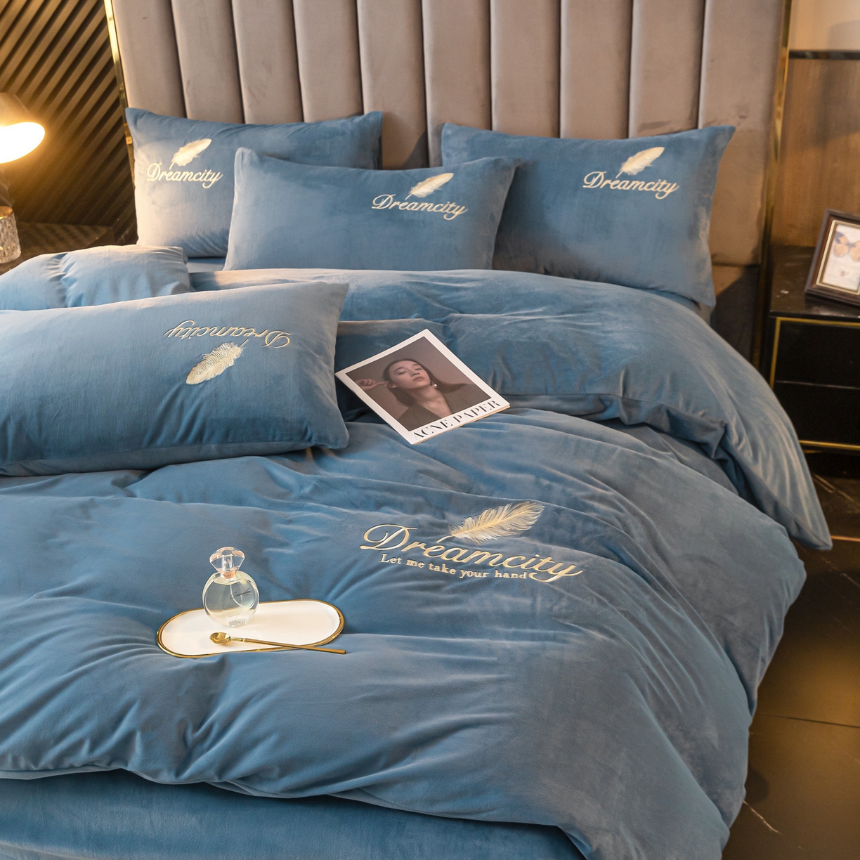 91家纺网 家纺一手货源 找家纺 如一 2025新款水晶绒纯色刺绣轻羽系列四件套 轻羽-宾利蓝