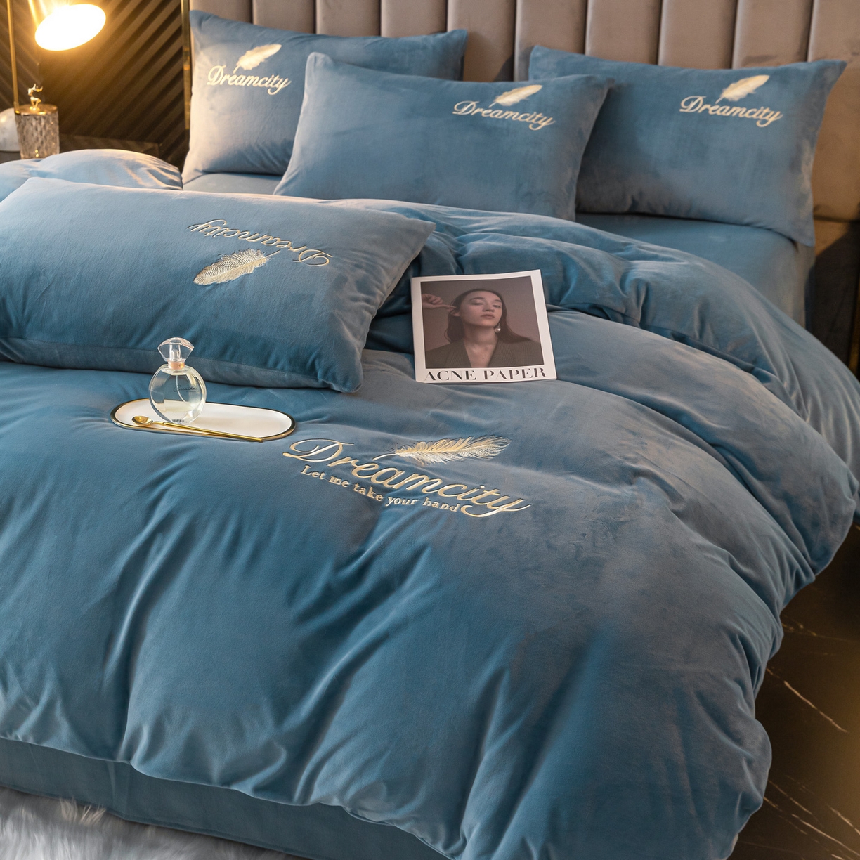 91家纺网 家纺一手货源 找家纺 如一 2025新款水晶绒纯色刺绣轻羽系列四件套 轻羽-宾利蓝