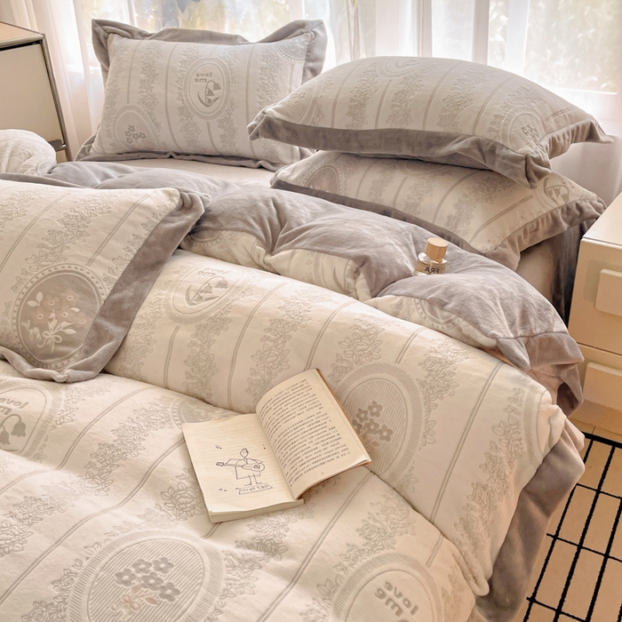 91家纺网 家纺一手货源 找家纺 言一 2025新款A类全消光超柔260G立体雕花牛奶绒加厚法式宽边四件套 繁花绮梦-灰