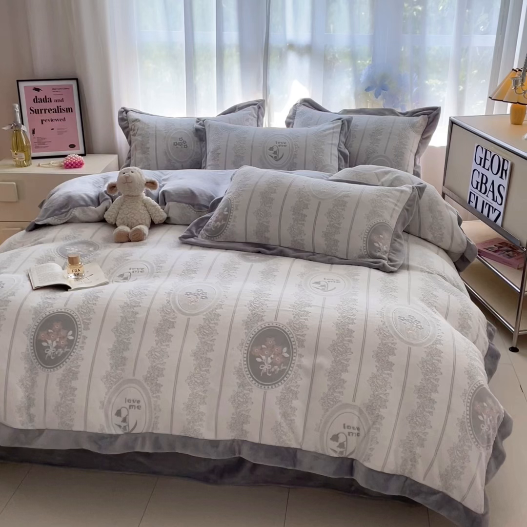 91家纺网 家纺一手货源 找家纺 言一 2025新款A类全消光超柔260G立体雕花牛奶绒加厚法式宽边四件套 繁花绮梦-灰
