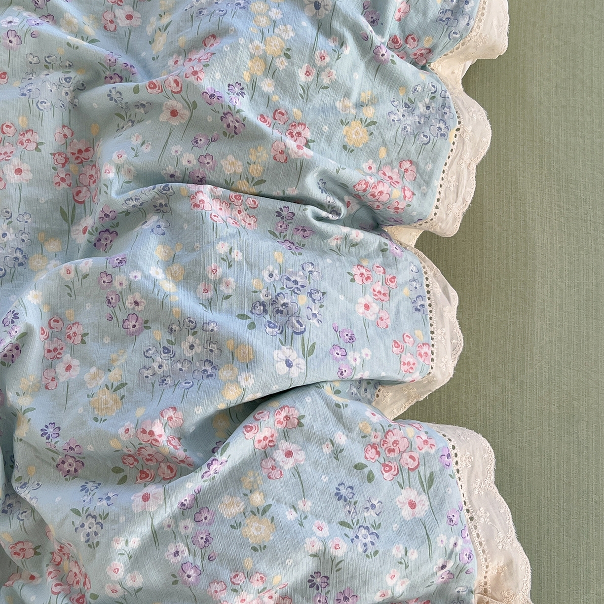 91家纺网 家纺一手货源 找家纺 赫然家纺 2026新款云感皱皱双层纱法式镂空全棉花边款单品枕套 花开半夏