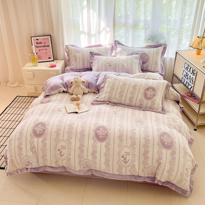 91家纺网 家纺一手货源 找家纺 言一 2025新款A类全消光超柔260G立体雕花牛奶绒加厚法式宽边四件套 繁花绮梦-紫