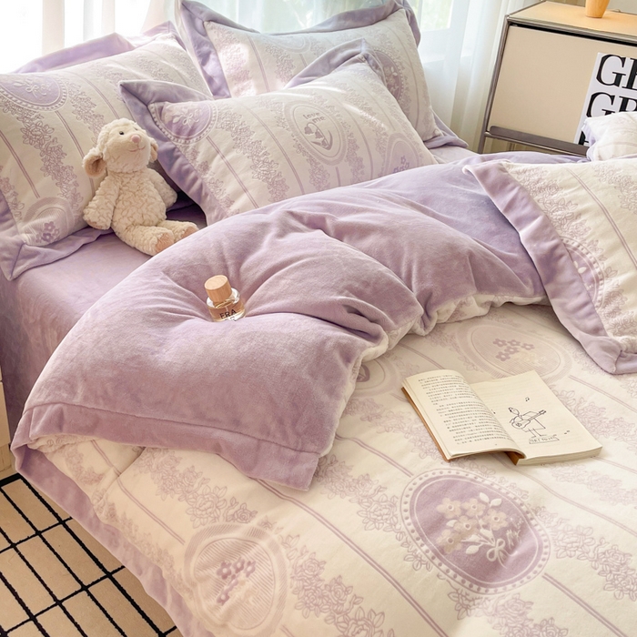 91家纺网 家纺一手货源 找家纺 言一 2025新款A类全消光超柔260G立体雕花牛奶绒加厚法式宽边四件套 繁花绮梦-紫