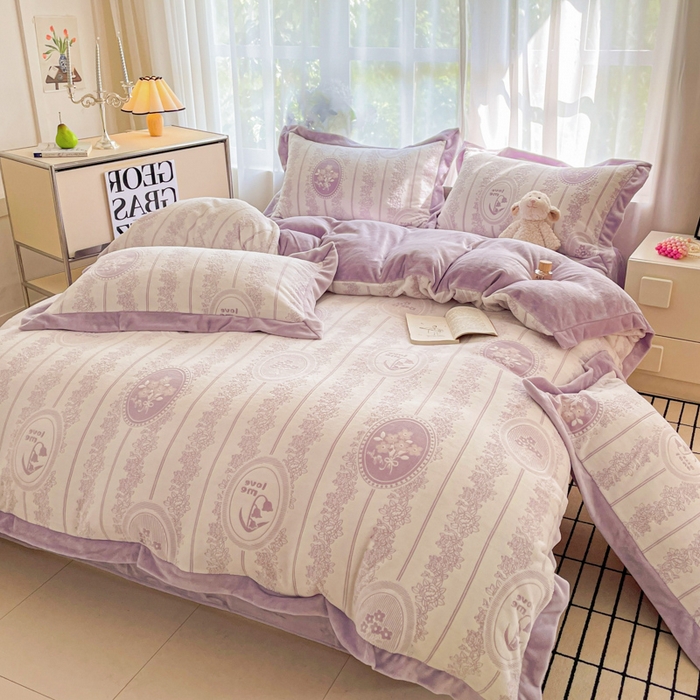 91家纺网 家纺一手货源 找家纺 言一 2025新款A类全消光超柔260G立体雕花牛奶绒加厚法式宽边四件套 繁花绮梦-紫