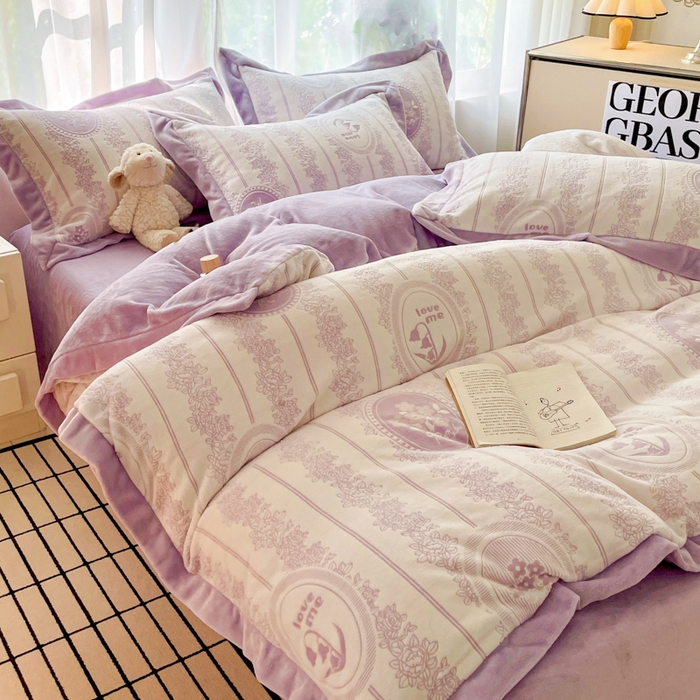 91家纺网 家纺一手货源 找家纺 言一 2025新款A类全消光超柔260G立体雕花牛奶绒加厚法式宽边四件套 繁花绮梦-紫