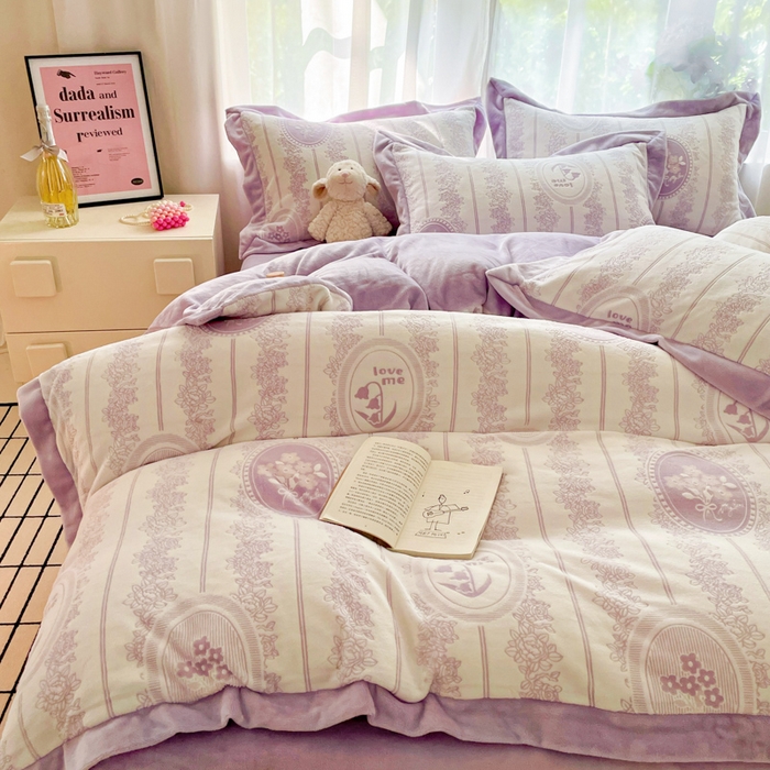 91家纺网 家纺一手货源 找家纺 言一 2025新款A类全消光超柔260G立体雕花牛奶绒加厚法式宽边四件套 繁花绮梦-紫