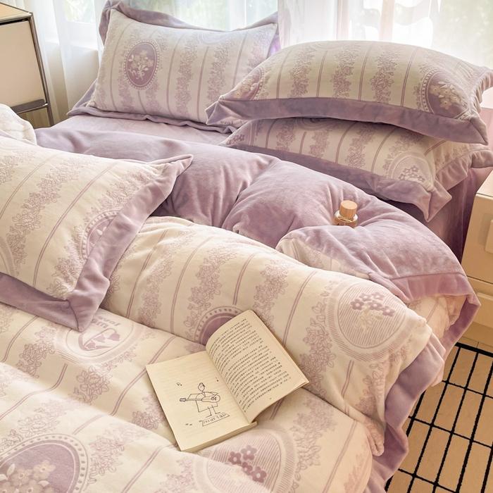 91家纺网 家纺一手货源 找家纺 言一 2025新款A类全消光超柔260G立体雕花牛奶绒加厚法式宽边四件套 繁花绮梦-紫