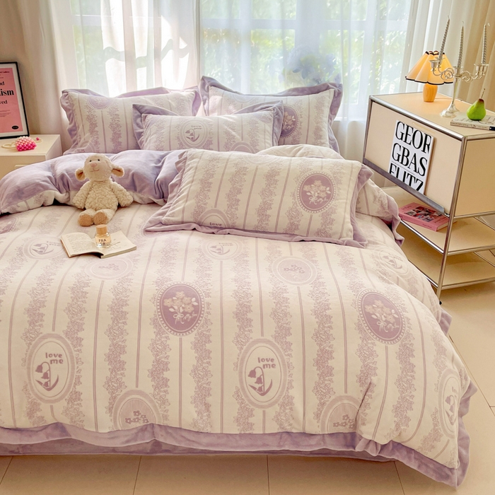 91家纺网 家纺一手货源 找家纺 言一 2025新款A类全消光超柔260G立体雕花牛奶绒加厚法式宽边四件套 繁花绮梦-紫