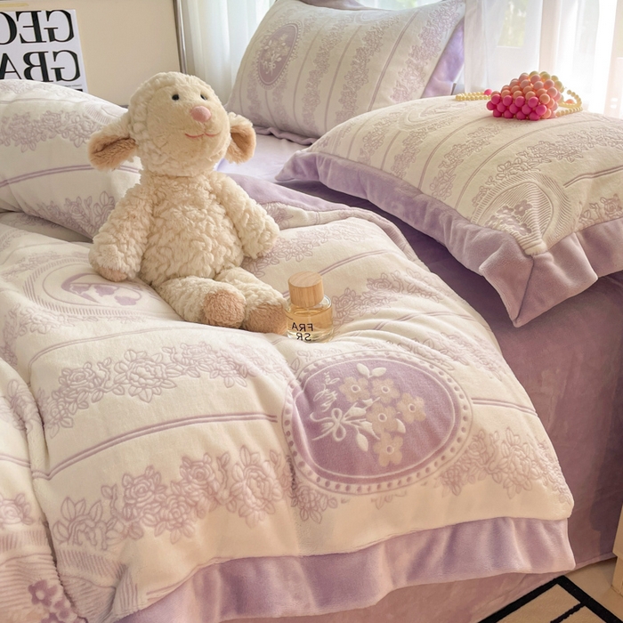 91家纺网 家纺一手货源 找家纺 言一 2025新款A类全消光超柔260G立体雕花牛奶绒加厚法式宽边四件套 繁花绮梦-紫