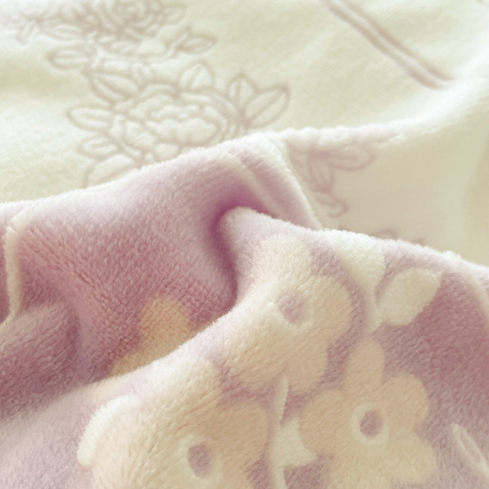 91家纺网 家纺一手货源 找家纺 言一 2025新款A类全消光超柔260G立体雕花牛奶绒加厚法式宽边四件套 繁花绮梦-紫