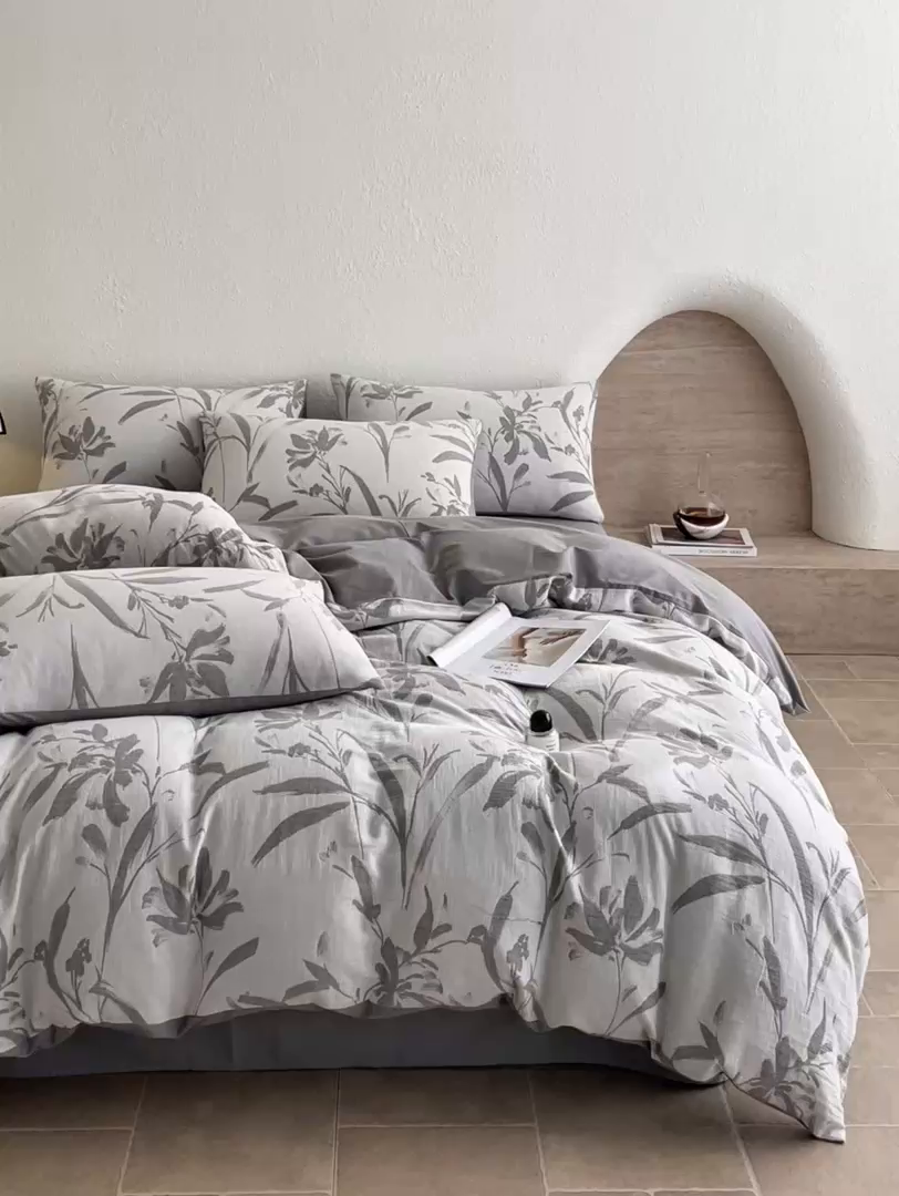 91家纺网 家纺一手货源 找家纺 宜代光年 2025新款全棉色织水洗棉大提花四件套（第一批）林逾静-灰