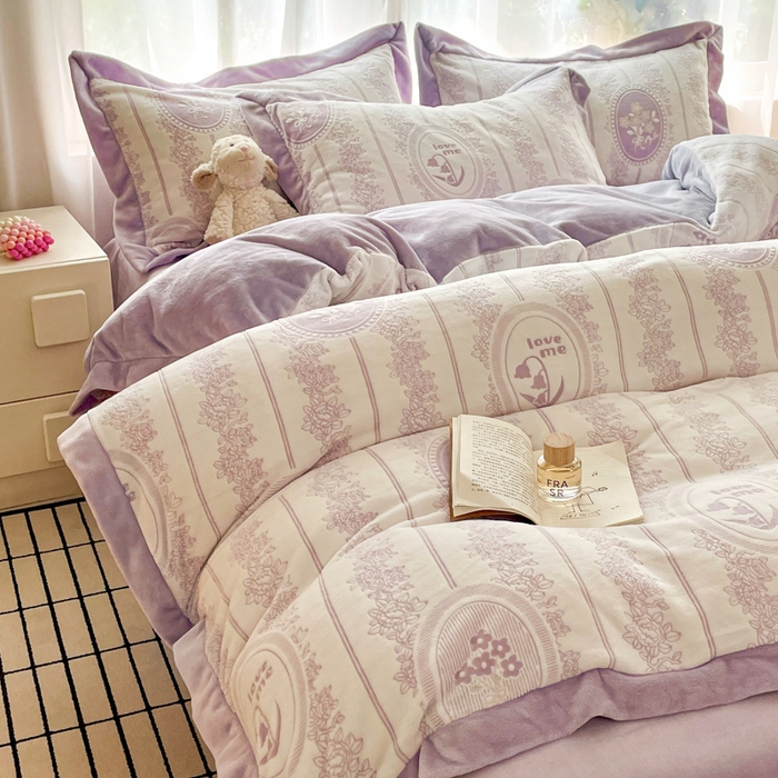 91家纺网 家纺一手货源 找家纺 言一 2025新款A类全消光超柔260G立体雕花牛奶绒加厚法式宽边四件套 繁花绮梦-紫