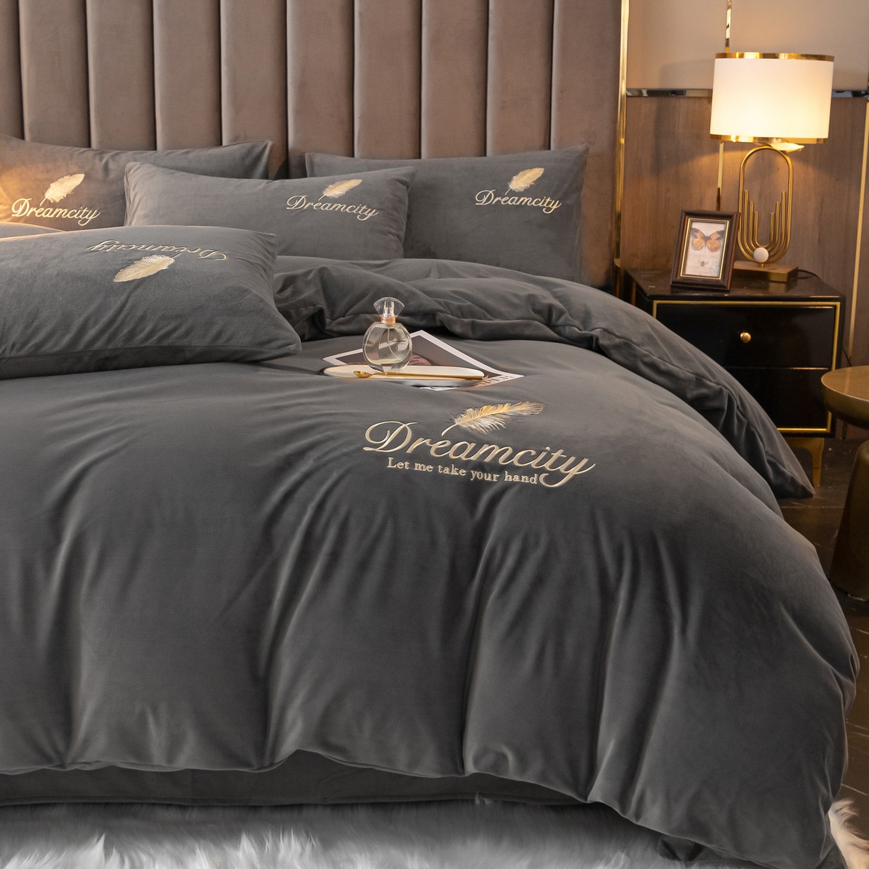 91家纺网 家纺一手货源 找家纺 如一 2025新款水晶绒纯色刺绣轻羽系列四件套 轻羽-高级灰