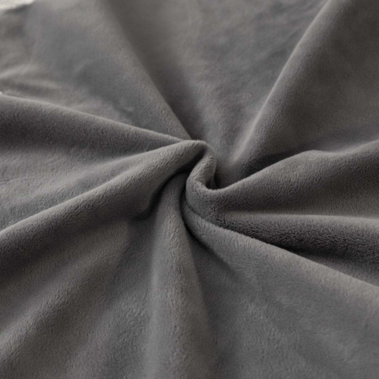 91家纺网 家纺一手货源 找家纺 如一 2025新款水晶绒纯色刺绣轻羽系列四件套 轻羽-高级灰