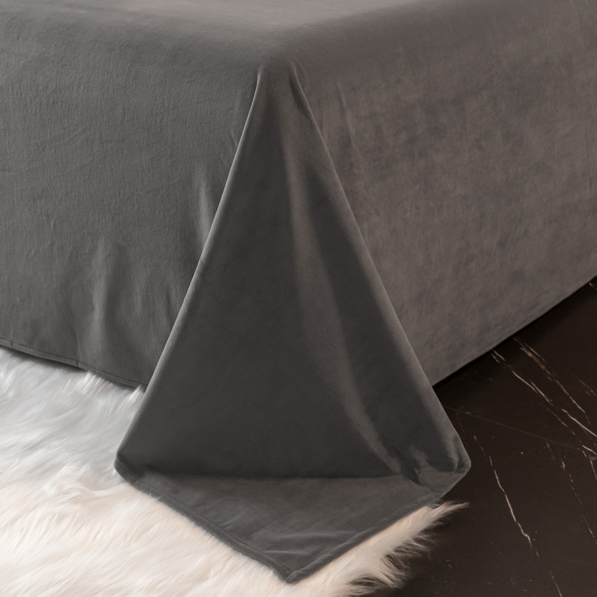 91家纺网 家纺一手货源 找家纺 如一 2025新款水晶绒纯色刺绣轻羽系列四件套 轻羽-高级灰