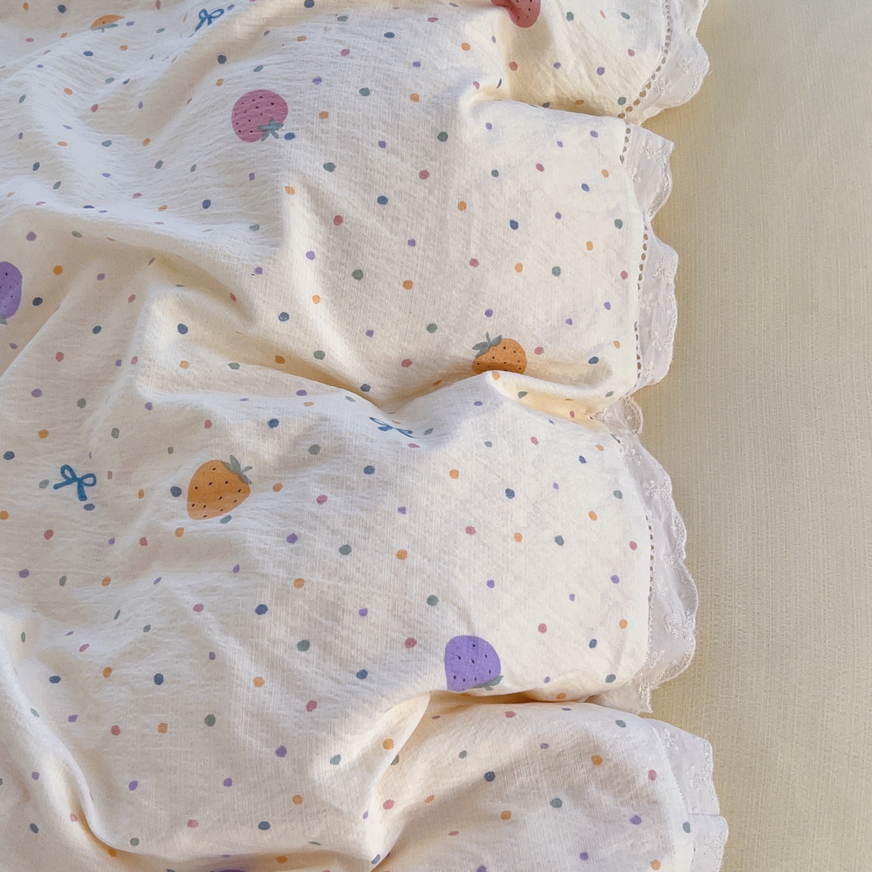 91家纺网 家纺一手货源 找家纺 赫然家纺 2026新款云感皱皱双层纱法式镂空全棉花边款单品枕套 草莓多多