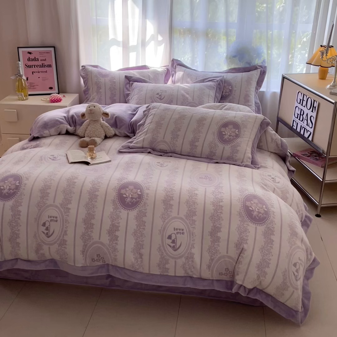 91家纺网 家纺一手货源 找家纺 言一 2025新款A类全消光超柔260G立体雕花牛奶绒加厚法式宽边四件套 繁花绮梦-紫