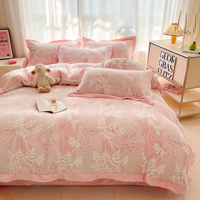 91家纺网 家纺一手货源 找家纺 言一 2025新款A类全消光超柔260G立体雕花牛奶绒加厚法式宽边四件套 花间清梦-粉