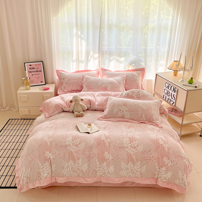 91家纺网 家纺一手货源 找家纺 言一 2025新款A类全消光超柔260G立体雕花牛奶绒加厚法式宽边四件套 花间清梦-粉