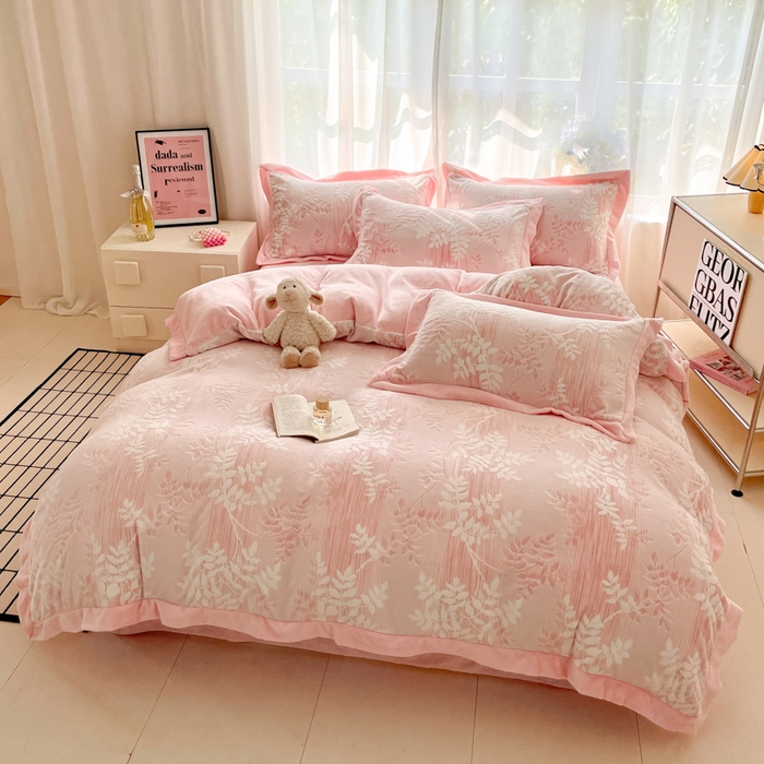 91家纺网 家纺一手货源 找家纺 言一 2025新款A类全消光超柔260G立体雕花牛奶绒加厚法式宽边四件套 花间清梦-粉