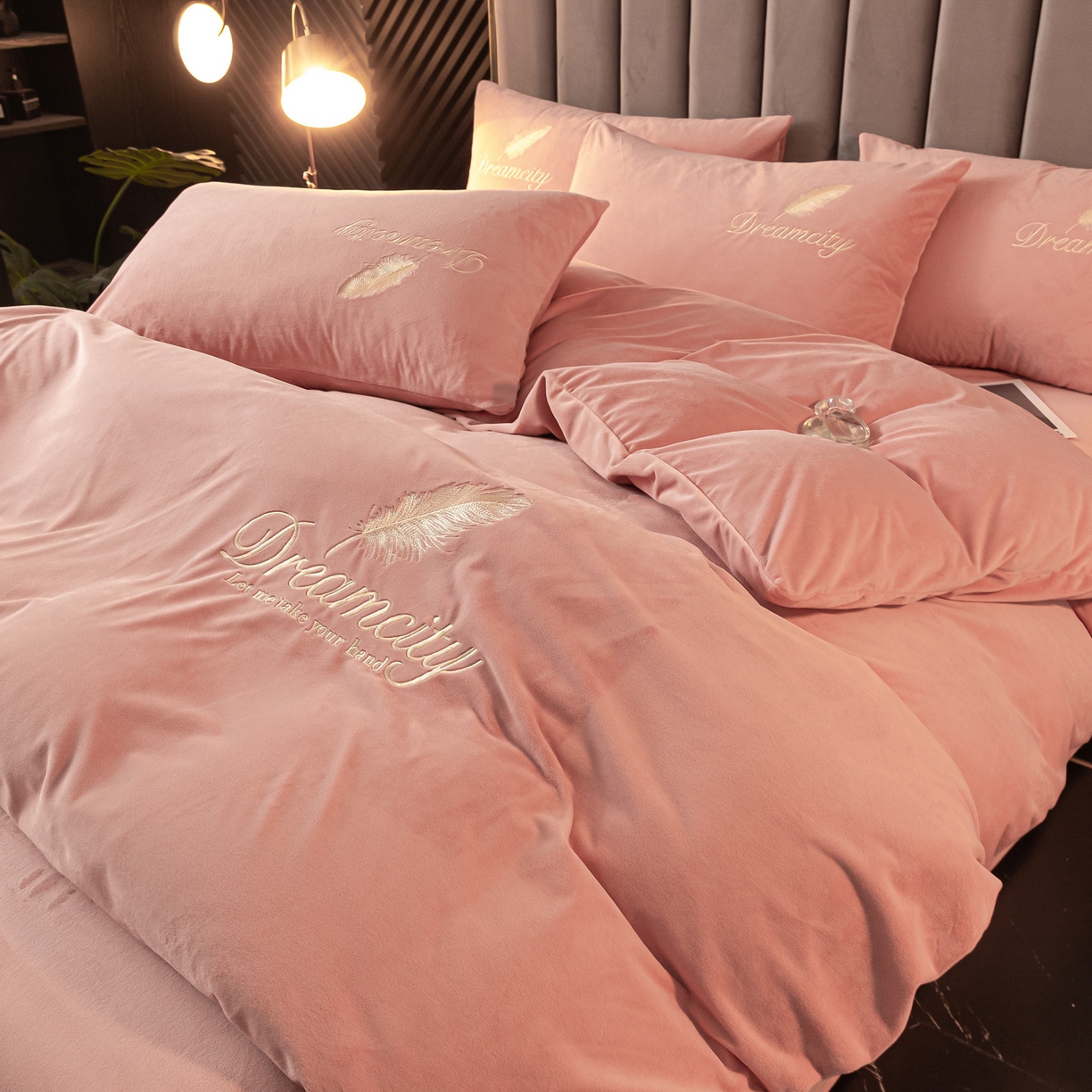 91家纺网 家纺一手货源 找家纺 如一 2025新款水晶绒纯色刺绣轻羽系列四件套 轻羽-浅豆沙