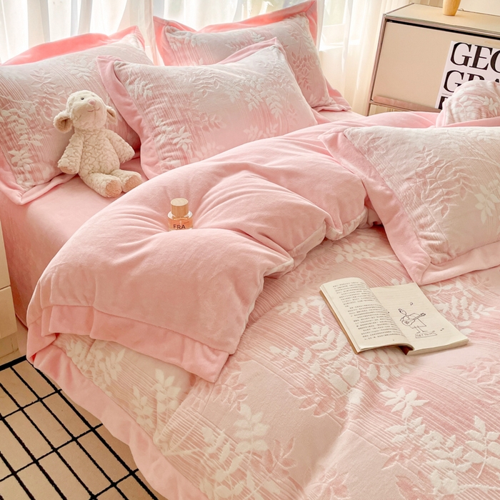 91家纺网 家纺一手货源 找家纺 言一 2025新款A类全消光超柔260G立体雕花牛奶绒加厚法式宽边四件套 花间清梦-粉