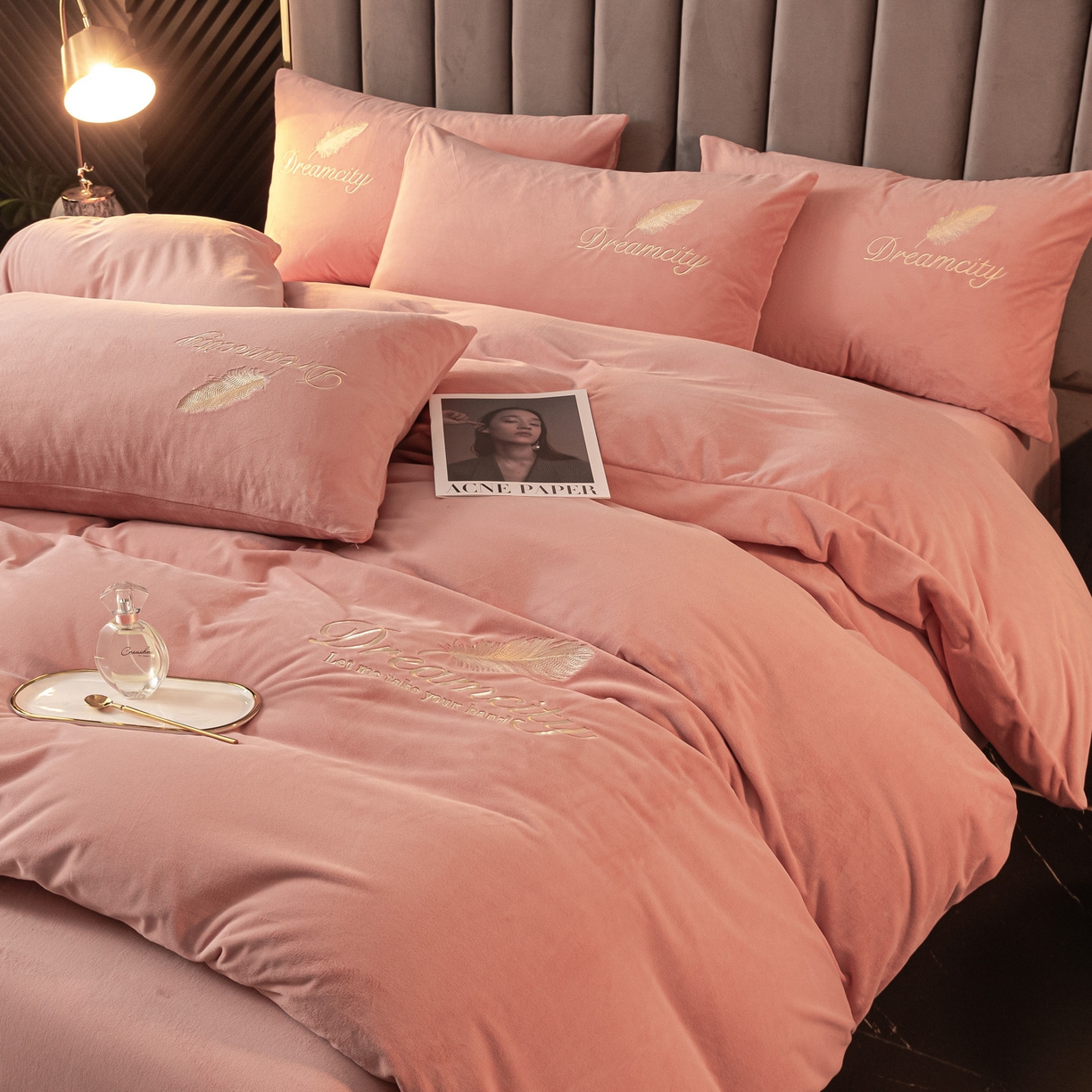 91家纺网 家纺一手货源 找家纺 如一 2025新款水晶绒纯色刺绣轻羽系列四件套 轻羽-浅豆沙