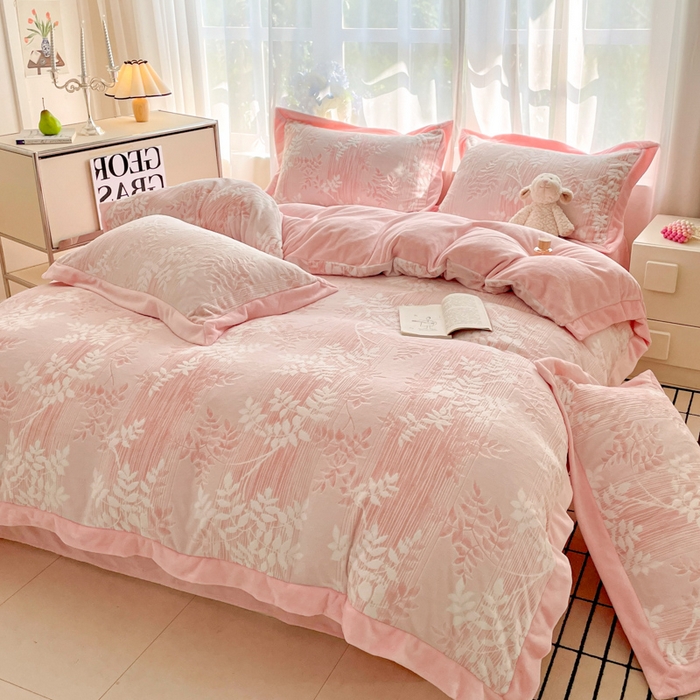 91家纺网 家纺一手货源 找家纺 言一 2025新款A类全消光超柔260G立体雕花牛奶绒加厚法式宽边四件套 花间清梦-粉