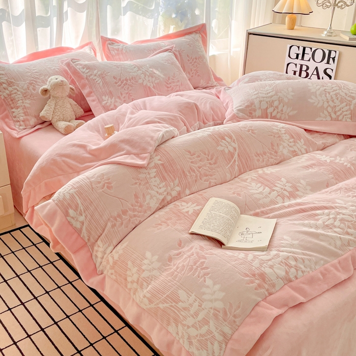 91家纺网 家纺一手货源 找家纺 言一 2025新款A类全消光超柔260G立体雕花牛奶绒加厚法式宽边四件套 花间清梦-粉