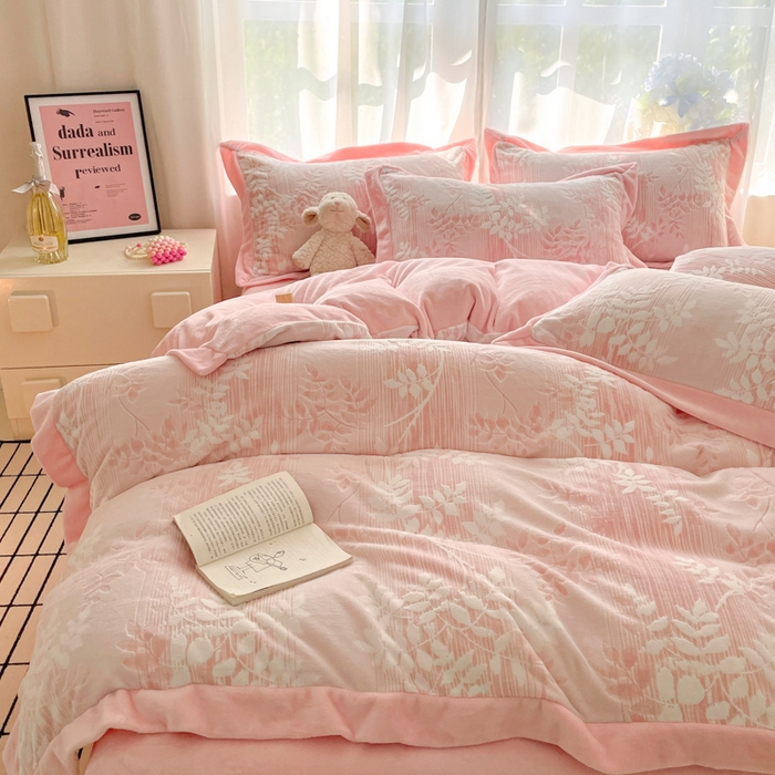 91家纺网 家纺一手货源 找家纺 言一 2025新款A类全消光超柔260G立体雕花牛奶绒加厚法式宽边四件套 花间清梦-粉