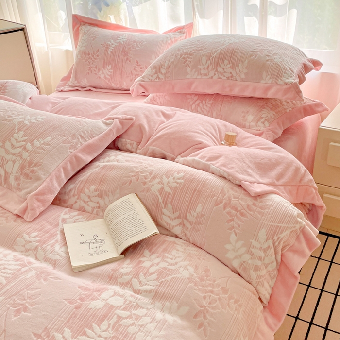 91家纺网 家纺一手货源 找家纺 言一 2025新款A类全消光超柔260G立体雕花牛奶绒加厚法式宽边四件套 花间清梦-粉