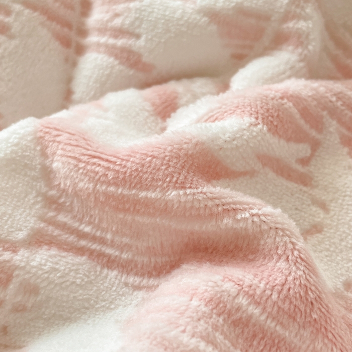 91家纺网 家纺一手货源 找家纺 言一 2025新款A类全消光超柔260G立体雕花牛奶绒加厚法式宽边四件套 花间清梦-粉