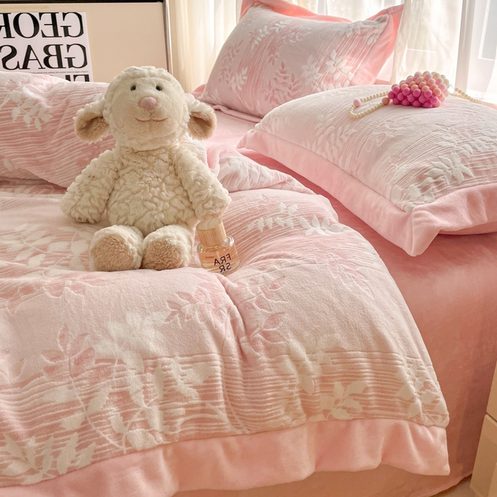 91家纺网 家纺一手货源 找家纺 言一 2025新款A类全消光超柔260G立体雕花牛奶绒加厚法式宽边四件套 花间清梦-粉