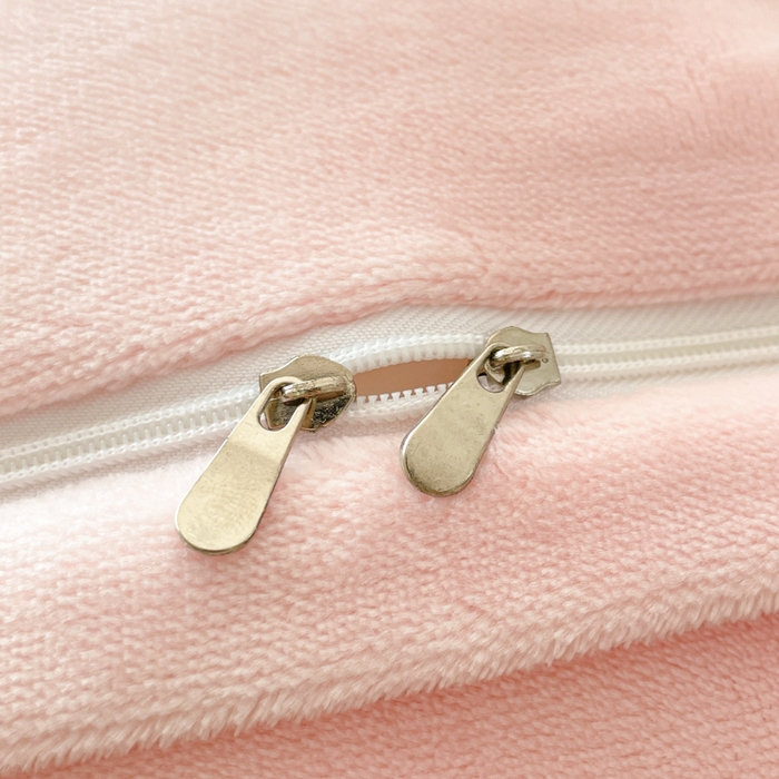 91家纺网 家纺一手货源 找家纺 言一 2025新款A类全消光超柔260G立体雕花牛奶绒加厚法式宽边四件套 花间清梦-粉