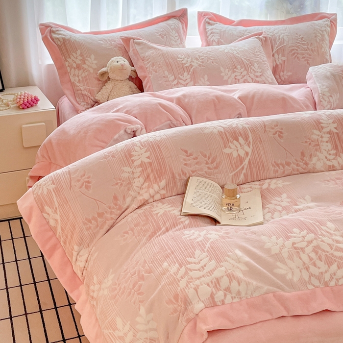 91家纺网 家纺一手货源 找家纺 言一 2025新款A类全消光超柔260G立体雕花牛奶绒加厚法式宽边四件套 花间清梦-粉