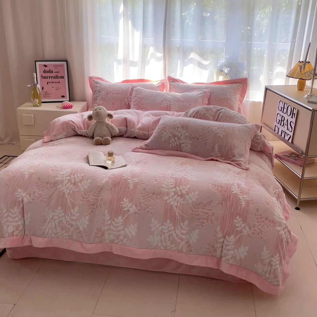 91家纺网 家纺一手货源 找家纺 言一 2025新款A类全消光超柔260G立体雕花牛奶绒加厚法式宽边四件套 花间清梦-粉