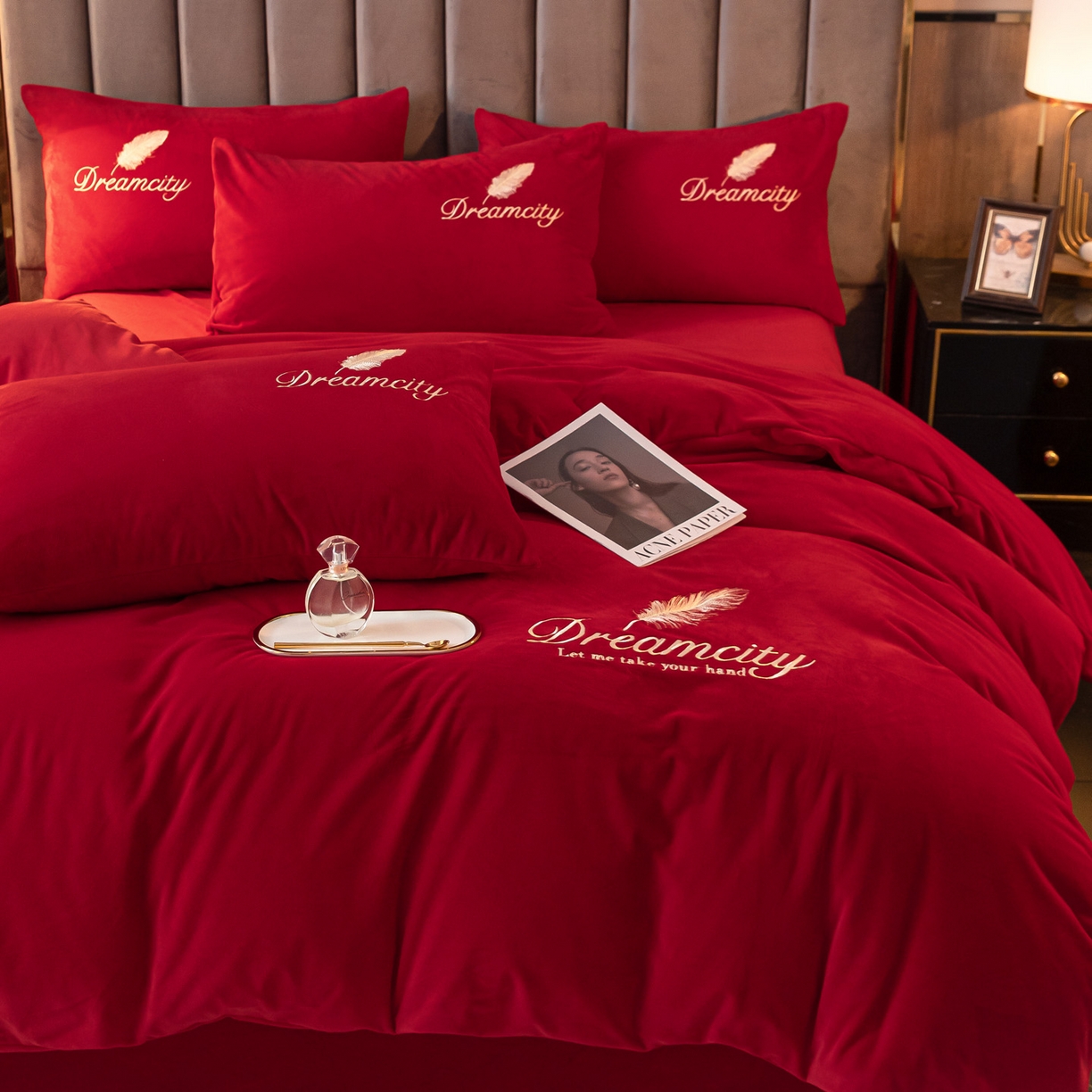 91家纺网 家纺一手货源 找家纺 如一 2025新款水晶绒纯色刺绣轻羽系列四件套 轻羽-中国红