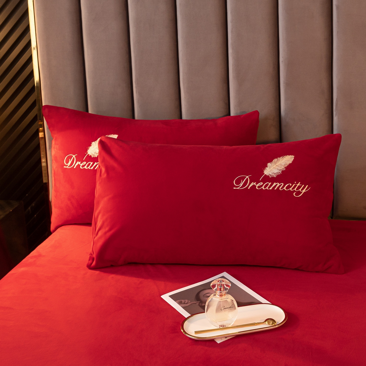 91家纺网 家纺一手货源 找家纺 如一 2025新款水晶绒纯色刺绣轻羽系列四件套 轻羽-中国红