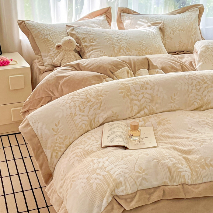 91家纺网 家纺一手货源 找家纺 言一 2025新款A类全消光超柔260G立体雕花牛奶绒加厚法式宽边四件套 花间清梦-卡其