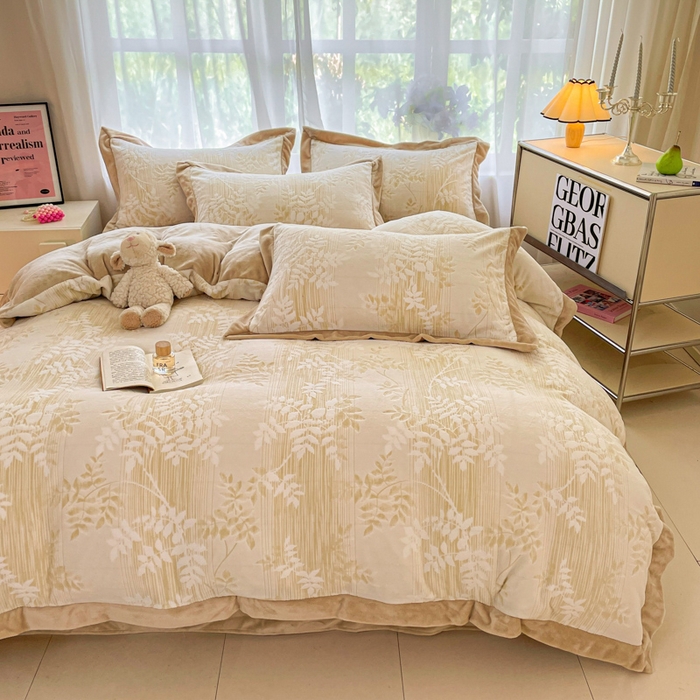 91家纺网 家纺一手货源 找家纺 言一 2025新款A类全消光超柔260G立体雕花牛奶绒加厚法式宽边四件套 花间清梦-卡其